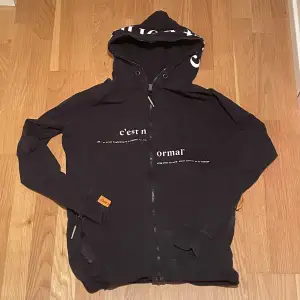 C’est normal svart zip hoodie i storlek xs. Skicket är 10/10 men är köpt begagnad och använd ett fåtal gånger.