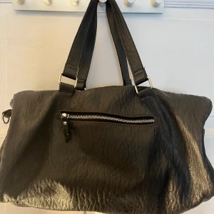 Grå väska.  - Grå väska som i vissa ljus skiftar lite till grönt. Mer grå i verkligheten!  Silverdetaljer. Hör gärna av er om ni är intresserade, kom med prisförslag!🖤🖤