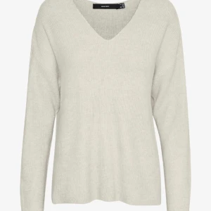 stickad tröja - Väldigt fin stickad tröja i beige (birch),säljer eftersom den är lite för stor för mig, 