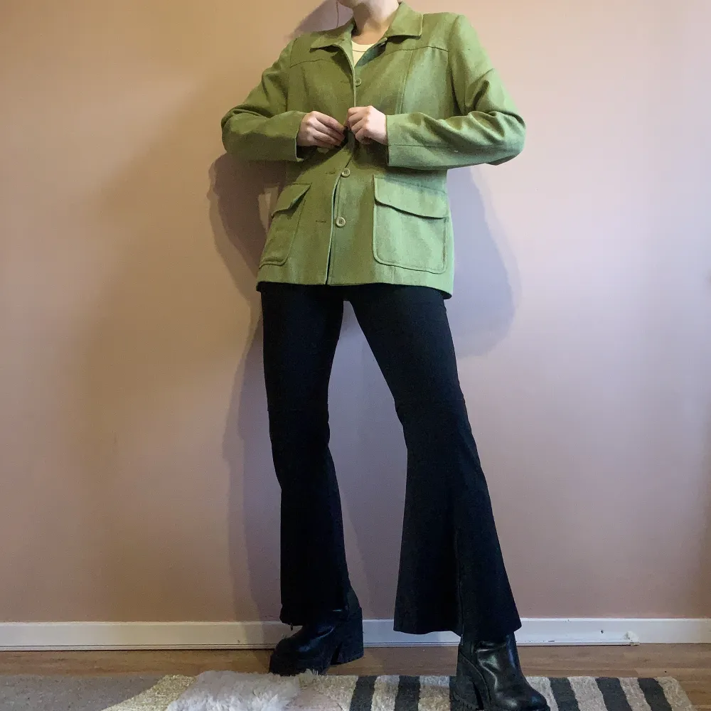 Grön boxig kavaj från Woman Collection. Strl 42, längd från axel 67 cm. Polyester. Köpt 2hand. Jackor.