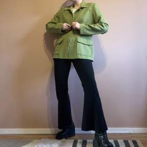 Grön boxig kavaj från Woman Collection. Strl 42, längd från axel 67 cm. Polyester. Köpt 2hand