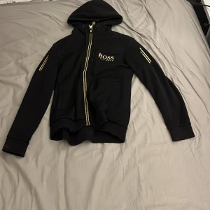 Hugo boss hoodie - Knappt använd, bra sick! Äkta!!!