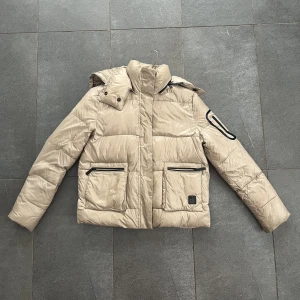 Vinterjacka Calvin Klein  - Dunjacka från Calvin Klein i storlek S, i väldigt fint skick 