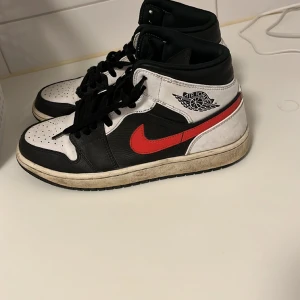 Jordan 1  - Säljer de här jordan 1 Chile. Skicket är 8/10 kan även. Skorna är köpta på restocks för 2500 har även kvitto på de. Kan även rengöra de med cleaning kitet 👍💦