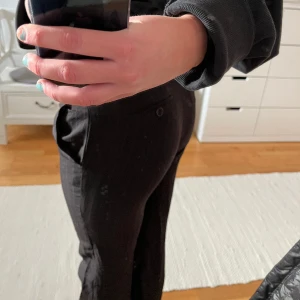 Randiga kostymbyxor - Säljer dessa OTROLIGA randiga kostymbyxor då de tyvärr tyvärr är försmå för mig. Jag köpte de i somras av en annan tjej och jag älskar de! 