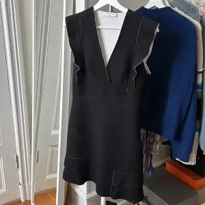 Svart sandro klänning i strl 2, sista bilden lånad från Frida Tordhags Instagram. Säljer pågrund av förstor för mig, endast använd 1 gång. 