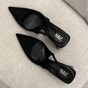 Svarta slingbacks pumps från Zara - Superfina och super bekväma sammet slingbacks med mjuk AirFit innersula. Använda endast en gång!