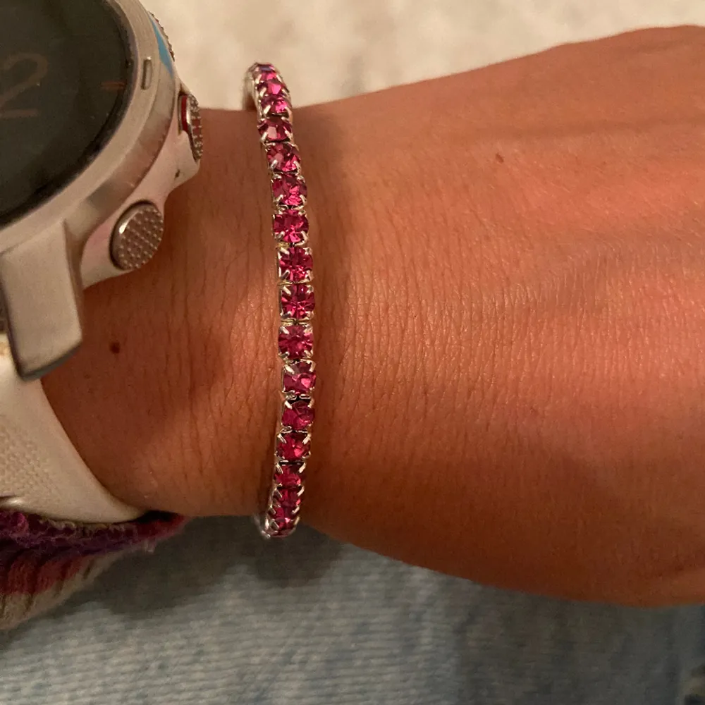 Armband med rosa kristaller liknande armband från Caroline Svedbom . Accessoarer.