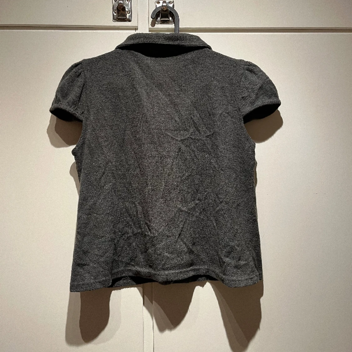 Blus med krage och stora knappar - 90