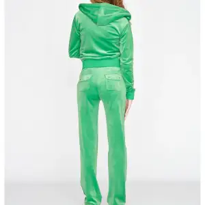Gröna byxor från juicy couture i bra skick som jag säljer då de tyvärr inte kommer till andvändning 💘Passar mig som är ca 165 bra i längden 🥰
