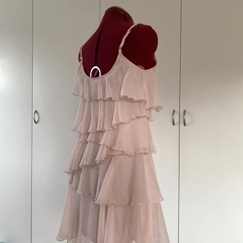 Fin rosa klänning som inte kommer till användning. Storlek 32 men passar XS. Klänningar.