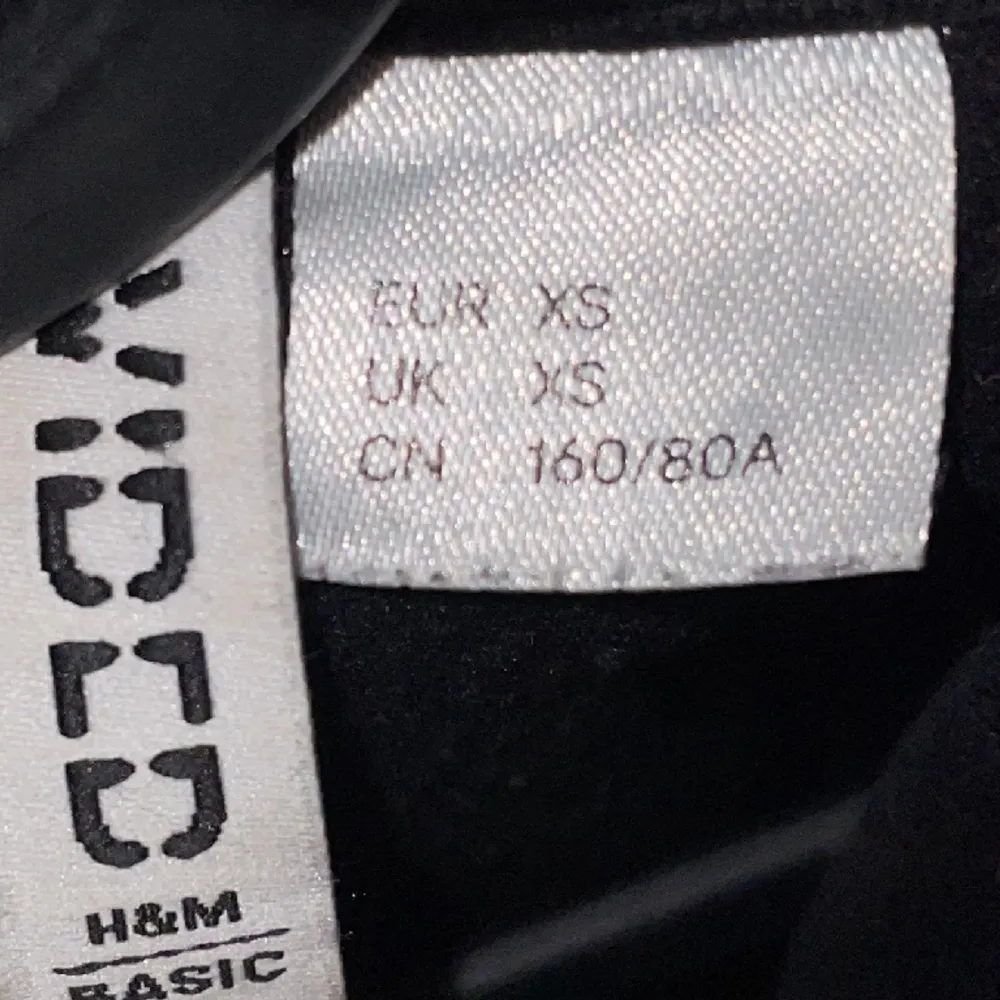 Dessa två huvtröjor från HM säljer jag. Har flera andra hoodies så jag vill sälja dom och dom har funnits i garderoben i flera månader. Storlek Xs, en grå och en svart. Säljer dom båda tillsammans.   . Hoodies.