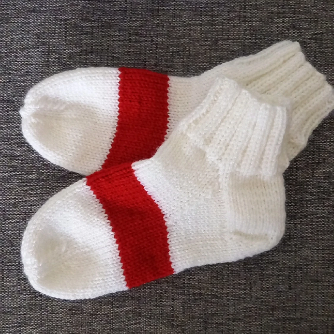 Nya vita raggsockar med röd rand stl 36-39