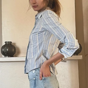 Randig skjorta - Perfekt skjorta, blå och vit. För referens har jag st XS-S och är 172cm lång. 