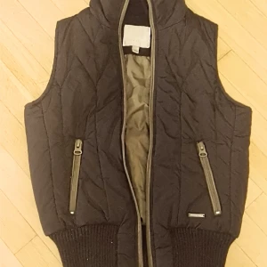 Svart väst New Yorker 34 - Fin svart väst Amisu New Yorker strl 34. Kan mötas upp i Stockholm samt skickas. Polyester. 