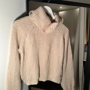 Stickad tröja  - Beige stickad tröja med hög krage 🧸 passar xs/s 