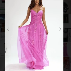 Balklänning - Balklänning från JJ,s House. Köpt för 2500. OBS; klänningen är blå. Använd vid ett tillfälle på bal. Skriv gärna för fler bilder. Ser ut som ny! Passar s och m då det är knytning bak som går att justera.