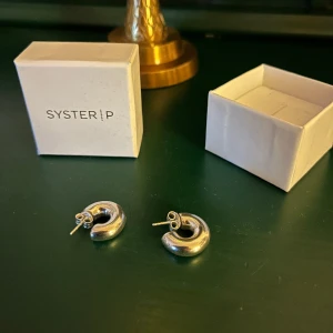 Syster P Örhängen - Syster P Örhängen (äkta silver) Originalpris: 899 kr Använt 1 gång 