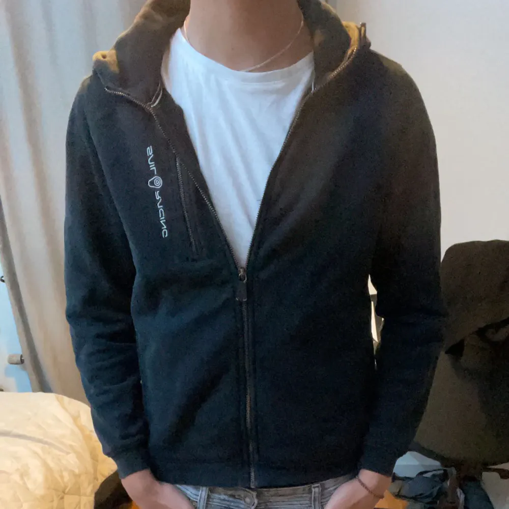 Tja, säljer denna svarta Sail racing zip hoddie som är i bra skick men är lite för liten för mig, tröjan är i storlek 160-170 barn storlek men passar lite större ungefär xs/s ( modellen är 178cm 62kg) tveka inte på att höra av er vid funderingar!🙌. Hoodies.