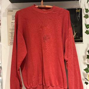 en fin röd sweatshirt köpt second hand i fint skick 🤝 den har storlek 7 så den passar XS-M beroende på hur man vill ha den 🫶