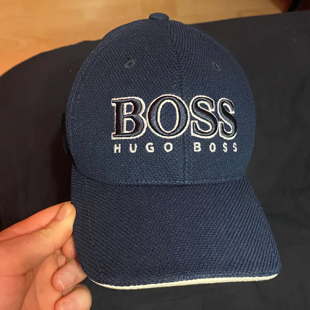 •Hugo Boss Keps - Mörblå/Grön •Använd fåtal gånger •Bra skick •Går att justera passform. Accessoarer.