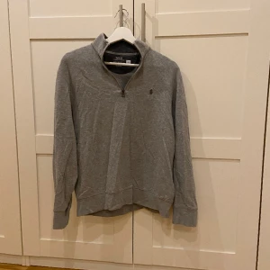 Half zip ralph lauren  - Säljer denna half zippen då jag ej använder längre. Skick 8/10 som ny egentligen. Nypris 1199