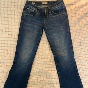 LTB Valerie jeans  - Mörkblåa jeans från LTB i modellen valerie. Storlek W27 L34. Köpta förra året men använt fåtal gånger, säljer då de inte kommer till så mycket användning 💕
