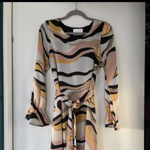 Snygg klänning från SISTERS POINT - Sisters point, Stlk L Kan användas med eller utan ”skärp” Rosa, gul, grå och svart. Nypris: 799kr  Kan skicka fler bilder om så önskas.