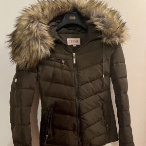 Tessie vinterjacka  - Lite använd jacka från Tessie, grön  Storlek: xs  
