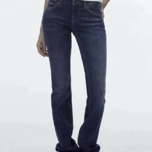 Låg midjade zara jeans mörkblå  - Säljer mina favorit jeans från zara för jag inte tycker om dem så mycket längre, dem säljs inte längre de lågmidjade och är i en mörk blå färg, bootcut. Dem är i bra skick.