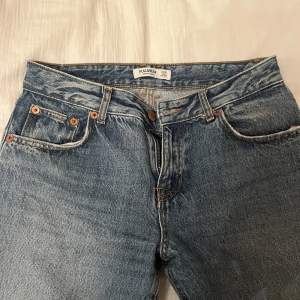Lågmidjade raka jeans från pull & bear. Säljer då de inte används längre. Skriv för mått eller fler bilder!