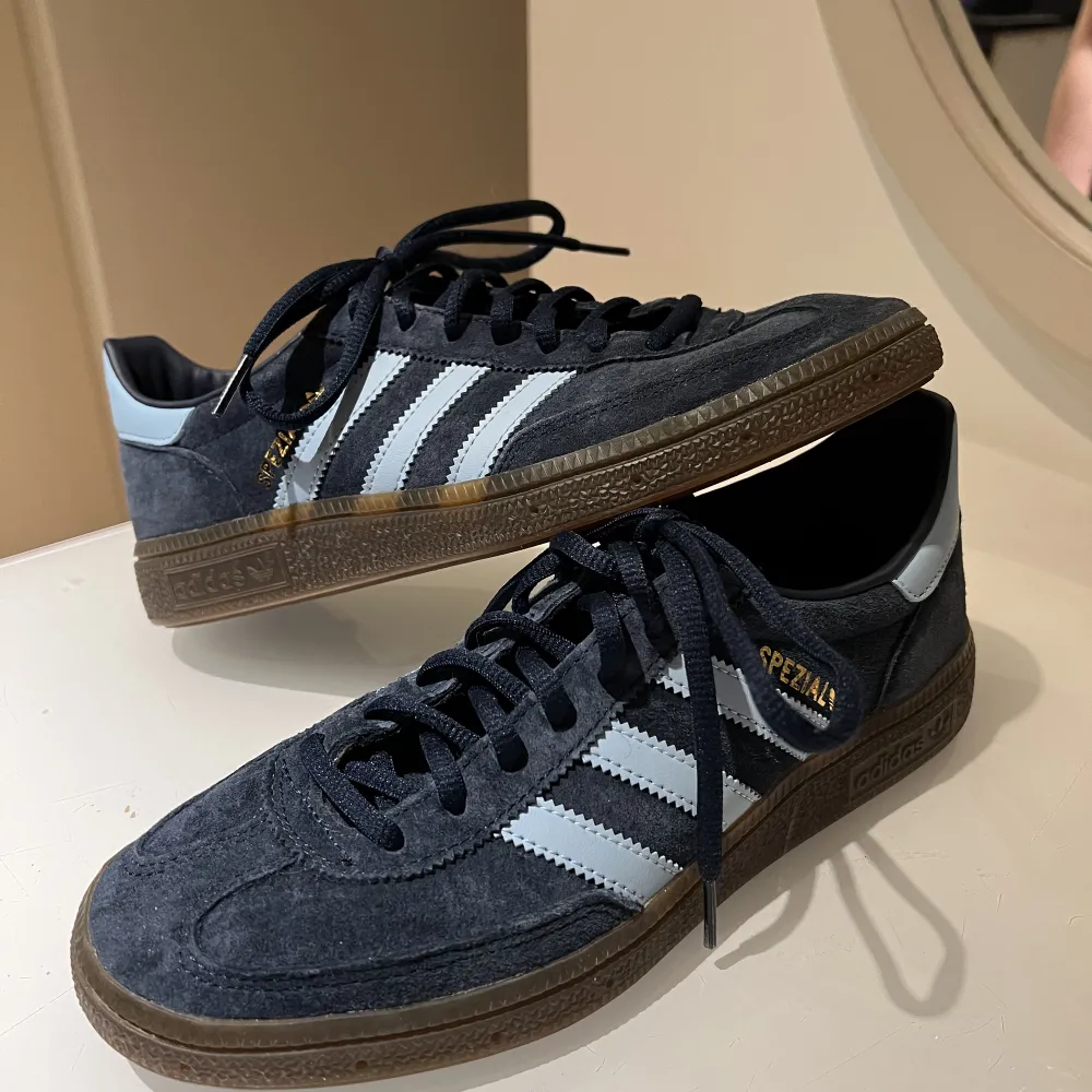 Säljer just nu mina Adidas spezials, köpte för ett några veckor sedan men endast använt ca 3 gånger då jag har andra skor som jag föredrar! Inköpspris: 1199 kr Säljer för: 900 kr Nyskick, inget slitage, strl 39 1/3.. Skor.