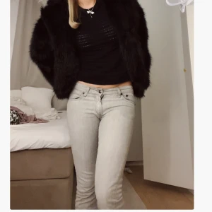 Gråa lågmidjade jeans - Säljer dessa as snygga gråa lådmidjade jeansen med slits🤍 använda men i bra skick! Midjemått: 78 Innerbenslängd:80