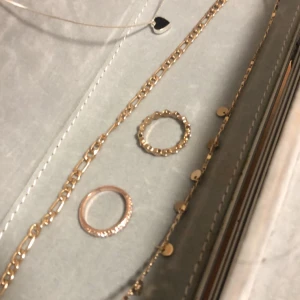 Smycken - Säljer allt tillsammans eller separat! Tillsammans är ordinarie pris 340kr men säljer allt tillsammans 150kr kontakta om du vill ha fler bilder eller en separat så vi kan diskutera om priset 💕