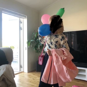 Blusskjorta stl.152 - Bedårande fin blusskjorta. Använt ett andra gånger, jättefint skick!! Har legat på vinden, är därför den är lite skynklig. Säljer de flesta som är på bilden. Säljer pga garderobrensning. Kika gärna på mina andra annonser, säljer mycket. Samfraktar gärna:)