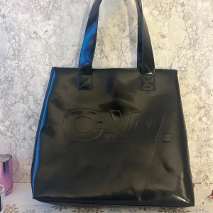 CW väska glansig  - Säljer nu min sjukt snygga väska ifrån Carin Wester!! Den är nästan helt oanvänd och har därmed inga deffekter💕 Nypris: 600kr 