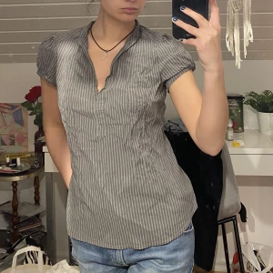 Randig skjorta - Kortärmad randig skjorta från h&ms äldre kollektioner. Supersöt men kommer tyvärr inte till användning av mig🫶