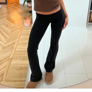 Yoga pants - ”Soft chill pants” från Nelly i strl xxs. Dock något stora och väldigt stretchiga så passar en xs bäst! Väldigt trendiga och sköna. Sparsamt använda då de var lite stora för mig, men tvättas ändå innan köp. 