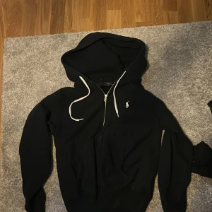 Ralph lauren zip - En zip hoodie från Ralph lauren. Bra skick.