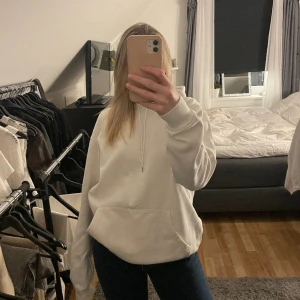 Vit hoodie  - Supersnygg vit hoodie i fint skick men säljer då den inte kommer till användning. Storlek S från herravdelningen. Skriv för fler bilder eller frågor! 