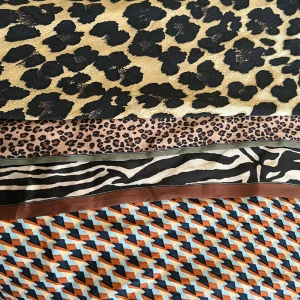 Scarfs i olika mönster - 4 stycken scarfs i olika mönster. Dessa är ganska små så passar perfekt som accessoar på väskan eller runt halsen. Alla 4 för 40:- ex frakt. 