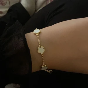 Snyggt armband  - Snyggt armband som passar till allt. Populärt! Säljer för 100kr/styck men paketpris för köp av flera.