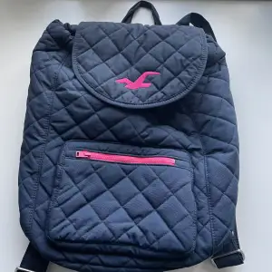 Mörkblå ryggsäck från Hollister med rosa detaljer, väldigt rymlig och i mycket bra skick 
