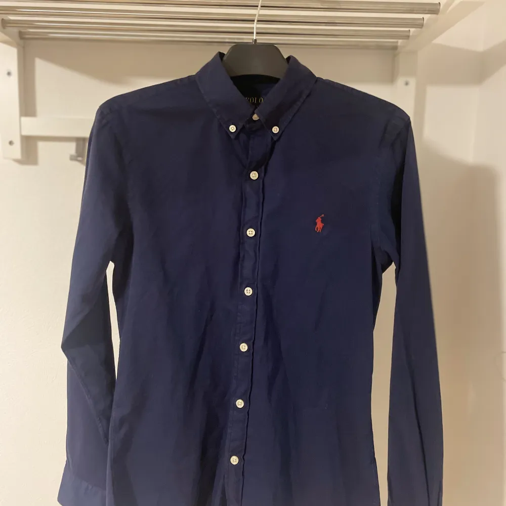 Marin blå Ralph Lauren skjorta, Storlek S, passar 175-180 cm. Mycke fint skick. Köp för 499 kronor . Tröjor & Koftor.