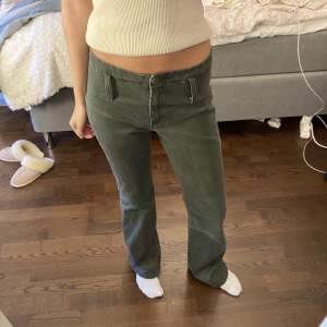Säljer dessa snygga gröna lågmidjade byxor som liknar de från H&M lite! Midjemått: ca 76 Innerbenslängd: ca 82💕