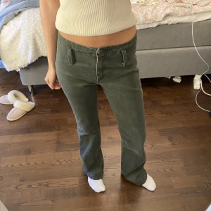 Gröna lågmidjade byxor - Säljer dessa snygga gröna lågmidjade byxor som liknar de från H&M lite! Midjemått: ca 76 Innerbenslängd: ca 82💕