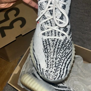 Yeezy BOOST 350 Zebra - Selling my Yeezy boost 350 zebra size 42/5 used like new. 