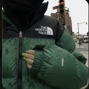 Jättesnygg NORTH FACE Jacka som tyvärr inte kommer till användning hos mig. Skriv för privata bilder. Endast använd ett fåtal gånger utan defekter. Köpt för 3500💕🪩