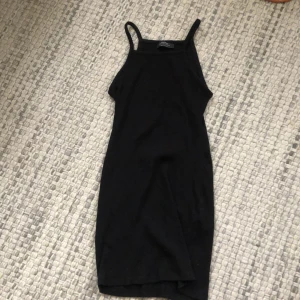 Klänning - En tight klänning i bra skick. Jag säljer för den är för liten för mig. Kontakta för köp!