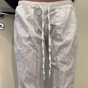 Läs bio! Såååå snygga vita, lågmidjade bootcut linnebyxor😍Tyvärr var dem för korta för mig som är 165❤️Köpte dem på plick och har ingen lapp så vet inte vart dem är ifrån tyvärr